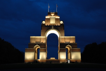 Axioma verlicht grootste Britse oorlogs herdenkingsmonument te Thiepval (Fr)