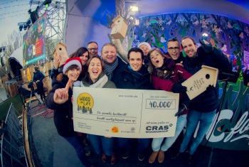 Een houten cheque met een recordbedrag van 40.000 euro voor de warmste week!