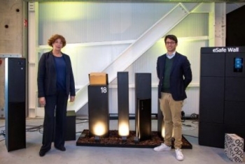 Leon Renson (eSafe) leert minister Petra De Sutter alles over de &lsquo;last mile&rsquo;
