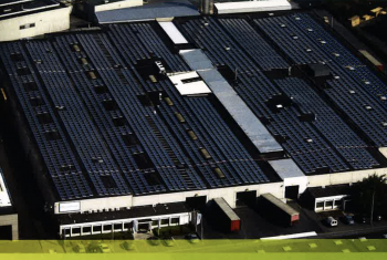 MERCURY FLOORING bedekt sedert 2009 10.000m2 van het dak met zonnepanelen