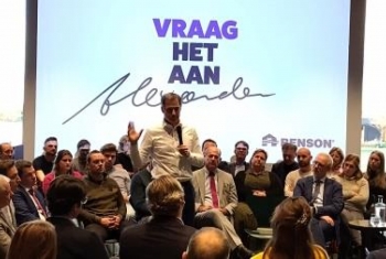Premier Alexander De Croo pareert tijdens &lsquo;Vraag het aan Alexander&rsquo; alle vraagtekens van Renson-medewerkers.